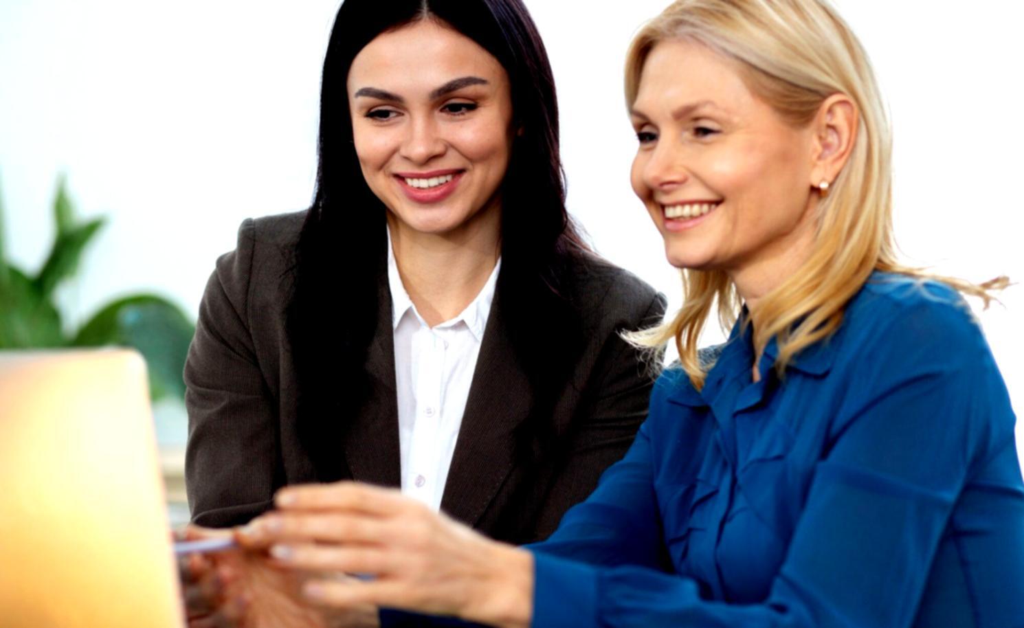 Участники мастер-класса обсуждают финансовые сценарии в небольших группах